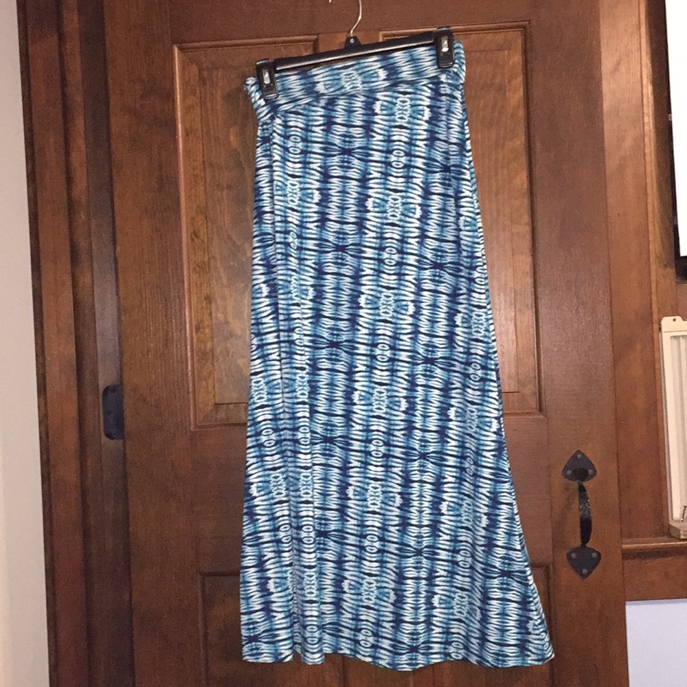 Blue and white patterned ankle length skirt